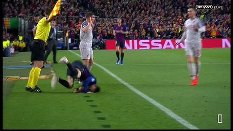 Khoảnh khắc Messi lăn lộn 3 vòng bị chỉ trích là... đóng kịch giống Neymar ! - Ảnh 4. Khoảnh khắc Messi lăn lộn 3 vòng bị chỉ trích là... đóng kịch giống Neymar ! - Ảnh 4.