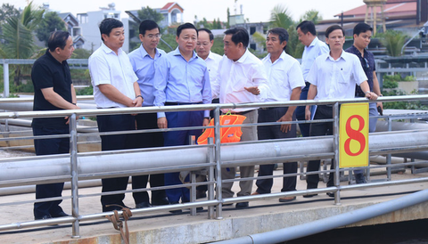 Bộ trưởng Trần Hồng Hà đến nơi xử lý nước thải thành nước uống - Ảnh 1. Bộ trưởng Trần Hồng Hà đến nơi xử lý nước thải thành nước uống - Ảnh 1.