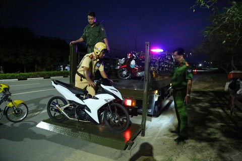 Ngăn chặn hơn trăm thanh niên đua xe, hai cảnh sát bị thương - Ảnh 1. Ngăn chặn hơn trăm thanh niên đua xe, hai cảnh sát bị thương - Ảnh 1.