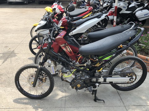 Ngăn chặn hơn trăm thanh niên đua xe, hai cảnh sát bị thương - Ảnh 3. Ngăn chặn hơn trăm thanh niên đua xe, hai cảnh sát bị thương - Ảnh 3.