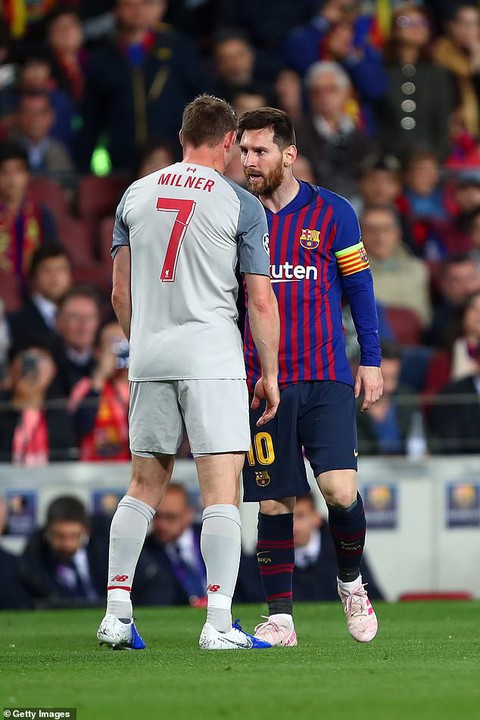 Khoảnh khắc Messi lăn lộn 3 vòng bị chỉ trích là... đóng kịch giống Neymar ! - Ảnh 5. Khoảnh khắc Messi lăn lộn 3 vòng bị chỉ trích là... đóng kịch giống Neymar ! - Ảnh 5.