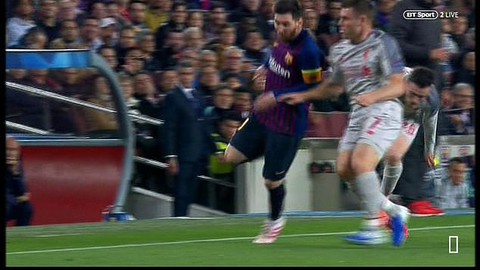 Khoảnh khắc Messi lăn lộn 3 vòng bị chỉ trích là... đóng kịch giống Neymar ! - Ảnh 1. Khoảnh khắc Messi lăn lộn 3 vòng bị chỉ trích là... đóng kịch giống Neymar ! - Ảnh 1.