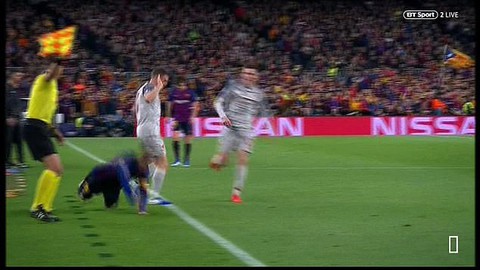 Khoảnh khắc Messi lăn lộn 3 vòng bị chỉ trích là... đóng kịch giống Neymar ! - Ảnh 2. Khoảnh khắc Messi lăn lộn 3 vòng bị chỉ trích là... đóng kịch giống Neymar ! - Ảnh 2.