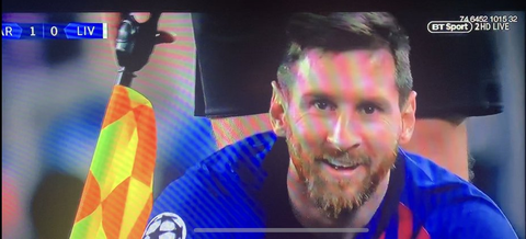 CĐV Liverpool nhức mắt với nụ cười bí hiểm của Messi - Ảnh 1. CĐV Liverpool nhức mắt với nụ cười bí hiểm của Messi - Ảnh 1.