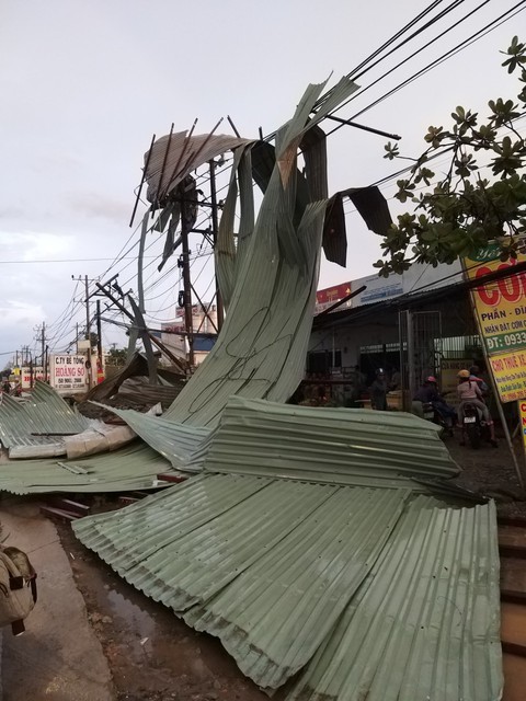 Mưa lớn kèm mưa đá, lốc xoáy ở Long An, tôn và bảng hiệu bay tung tóe - Ảnh 1. Mưa lớn kèm mưa đá, lốc xoáy ở Long An, tôn và bảng hiệu bay tung tóe - Ảnh 1.