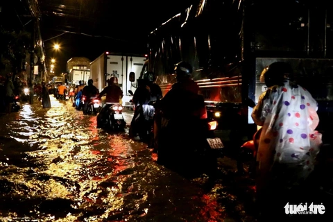 Mưa lớn ở Đồng Nai, Biên Hòa ngập sâu, quốc lộ 1 kẹt cứng 3km - Ảnh 3. Mưa lớn ở Đồng Nai, Biên Hòa ngập sâu, quốc lộ 1 kẹt cứng 3km - Ảnh 3.