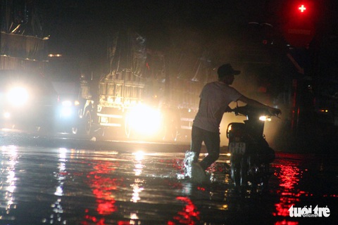 Mưa lớn ở Đồng Nai, Biên Hòa ngập sâu, quốc lộ 1 kẹt cứng 3km - Ảnh 2. Mưa lớn ở Đồng Nai, Biên Hòa ngập sâu, quốc lộ 1 kẹt cứng 3km - Ảnh 2.
