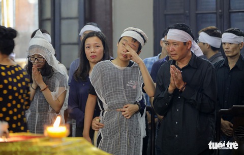 Hơn 10.000 người khóc thương tiễn đưa người phụ nữ bị tài xế say xỉn tông chết - Ảnh 1. Hơn 10.000 người khóc thương tiễn đưa người phụ nữ bị tài xế say xỉn tông chết - Ảnh 1.
