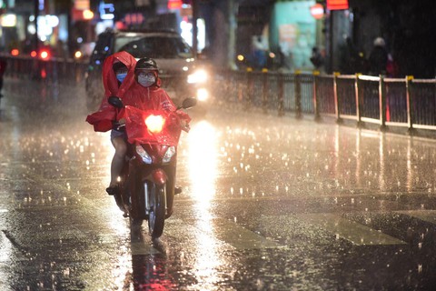 Mưa lớn giải nhiệt cho TP.HCM và nhiều tỉnh, thành Nam Bộ - Ảnh 1. Mưa lớn giải nhiệt cho TP.HCM và nhiều tỉnh, thành Nam Bộ - Ảnh 1.