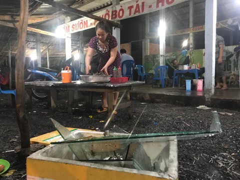 Bị hăm chém tiếp, vợ chồng chủ quán đánh khách nói sẽ nghỉ bán - Ảnh 1. Bị hăm chém tiếp, vợ chồng chủ quán đánh khách nói sẽ nghỉ bán - Ảnh 1.