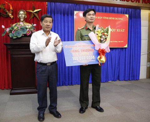 Nhân viên khách sạn được khen thưởng vì báo tin vụ thi thể trong bêtông - Ảnh 1. Nhân viên khách sạn được khen thưởng vì báo tin vụ thi thể trong bêtông - Ảnh 1.