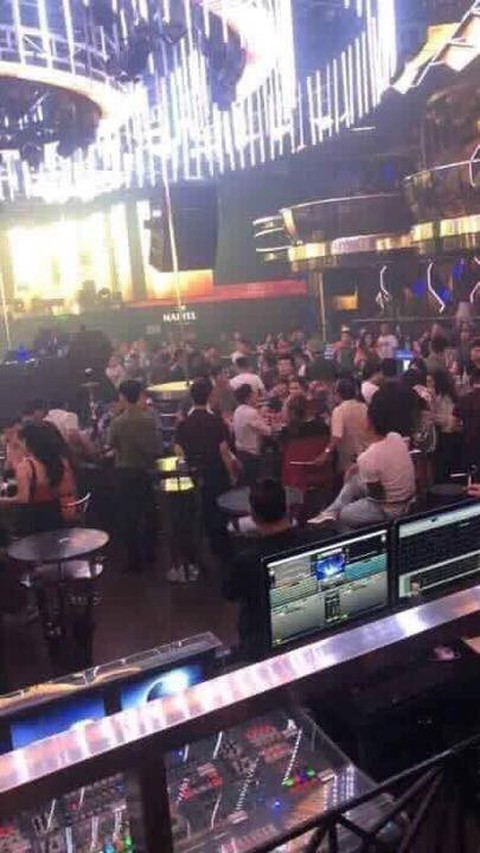 Công an ập vô vũ trường New Phương Đông trong đêm, 75 người dương tính ma túy - Ảnh 2. Công an ập vô vũ trường New Phương Đông trong đêm, 75 người dương tính ma túy - Ảnh 2.