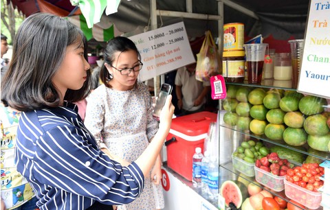 Nếu cứ dùng tiền mặt, độ minh bạch sẽ kém - Ảnh 1. Nếu cứ dùng tiền mặt, độ minh bạch sẽ kém - Ảnh 1.