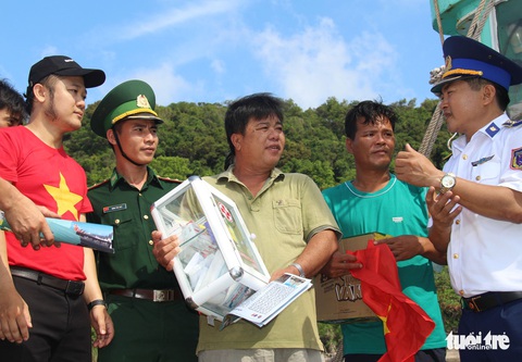Cảnh sát biển Vùng 4 khám bệnh, trao quà cho ngư dân Thổ Châu - Ảnh 3. Cảnh sát biển Vùng 4 khám bệnh, trao quà cho ngư dân Thổ Châu - Ảnh 3.