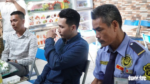 Việt kiều khoe chó nằm máy lạnh ra xin lỗi 2 bảo vệ - Ảnh 3. Việt kiều khoe chó nằm máy lạnh ra xin lỗi 2 bảo vệ - Ảnh 3.