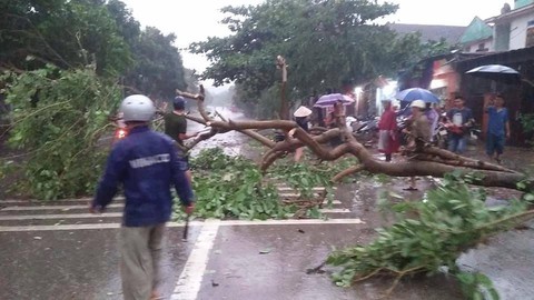 Mưa đá kèm dông lốc khiến hàng loạt nhà dân Nghệ An tốc mái - Ảnh 1. Mưa đá kèm dông lốc khiến hàng loạt nhà dân Nghệ An tốc mái - Ảnh 1.