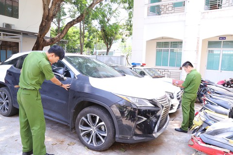 Chạy Mercedes từ Hà Nội vào Đà Nẵng nghi trộm xe Lexus - Ảnh 2. Chạy Mercedes từ Hà Nội vào Đà Nẵng nghi trộm xe Lexus - Ảnh 2.