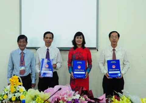 Sở GD-ĐT TP.HCM bác đơn xin nghỉ việc của hiệu trưởng Trường chuyên Lê Hồng Phong - Ảnh 1. Sở GD-ĐT TP.HCM bác đơn xin nghỉ việc của hiệu trưởng Trường chuyên Lê Hồng Phong - Ảnh 1.