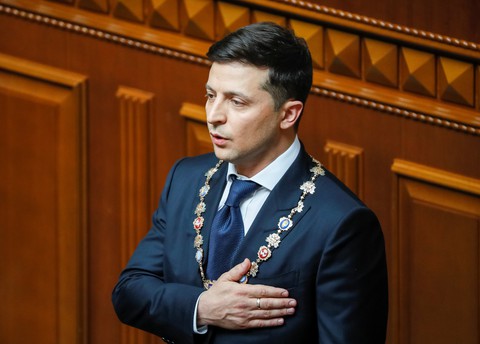 Tân Tổng thống Ukraine nhậm chức rất bình dân - Ảnh 2. Tân Tổng thống Ukraine nhậm chức rất bình dân - Ảnh 2.