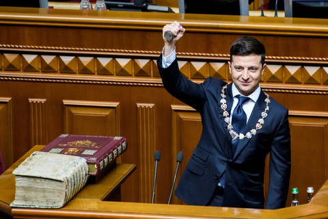Tân Tổng thống Ukraine nhậm chức rất bình dân - Ảnh 4. Tân Tổng thống Ukraine nhậm chức rất bình dân - Ảnh 4.