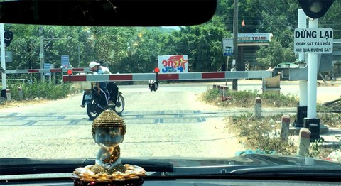 1 phút 45 giây, 17 xe vượt barie và đèn cảnh báo xe lửa sắp tới - Ảnh 3. 1 phút 45 giây, 17 xe vượt barie và đèn cảnh báo xe lửa sắp tới - Ảnh 3.
