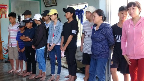 Lẽ ra hôm nay con nhận giấy khen, giờ phải nằm đây... - Ảnh 1. Lẽ ra hôm nay con nhận giấy khen, giờ phải nằm đây... - Ảnh 1.