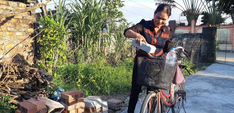 Khen thưởng chị nhặt ve chai có tấm lòng thơm thảo - Ảnh 2. Khen thưởng chị nhặt ve chai có tấm lòng thơm thảo - Ảnh 2.