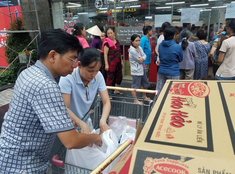 Khách chen lấn mua hàng giảm giá, một loạt siêu thị Auchan vỡ trận - Ảnh 2. Khách chen lấn mua hàng giảm giá, một loạt siêu thị Auchan vỡ trận - Ảnh 2.