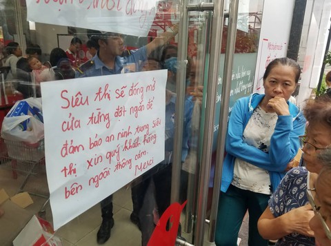Khách chen lấn mua hàng giảm giá, một loạt siêu thị Auchan vỡ trận - Ảnh 5. Khách chen lấn mua hàng giảm giá, một loạt siêu thị Auchan vỡ trận - Ảnh 5.