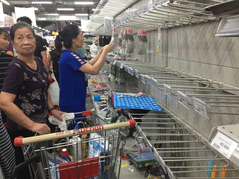 Khách chen lấn mua hàng giảm giá, một loạt siêu thị Auchan vỡ trận - Ảnh 3. Khách chen lấn mua hàng giảm giá, một loạt siêu thị Auchan vỡ trận - Ảnh 3.