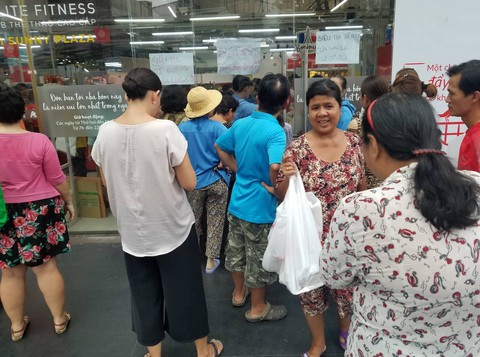 Khách chen lấn mua hàng giảm giá, một loạt siêu thị Auchan vỡ trận - Ảnh 7. Khách chen lấn mua hàng giảm giá, một loạt siêu thị Auchan vỡ trận - Ảnh 7.