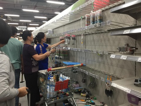 Khách chen lấn mua hàng giảm giá, một loạt siêu thị Auchan vỡ trận - Ảnh 4. Khách chen lấn mua hàng giảm giá, một loạt siêu thị Auchan vỡ trận - Ảnh 4.