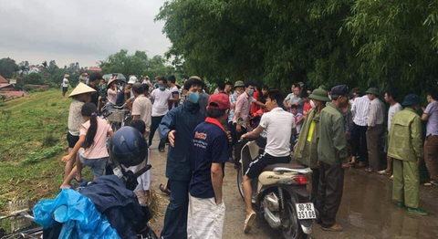 Thi thể người chạy xe ôm ven đê được phủ kín cành cây - Ảnh 2. Thi thể người chạy xe ôm ven đê được phủ kín cành cây - Ảnh 2.