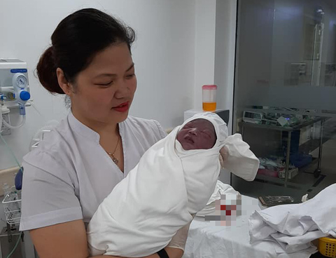Sản phụ đẻ rơi bé trai 3,4kg trên taxi - Ảnh 1. Sản phụ đẻ rơi bé trai 3,4kg trên taxi - Ảnh 1.