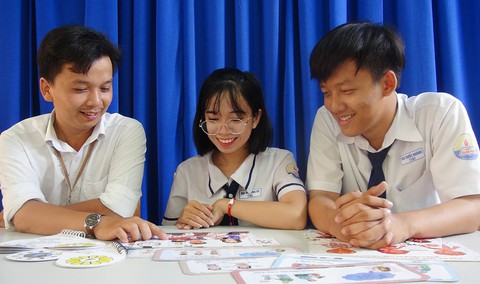 Học sinh lớp 11 sáng tạo bộ trò chơi bảo vệ trẻ - Ảnh 1. Học sinh lớp 11 sáng tạo bộ trò chơi bảo vệ trẻ - Ảnh 1.