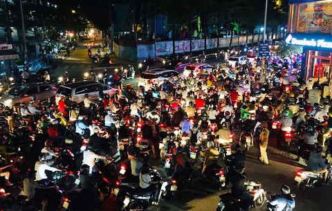 Ám ảnh kẹt xe mỗi khi qua cầu Kênh Tẻ - Ảnh 1. Ám ảnh kẹt xe mỗi khi qua cầu Kênh Tẻ - Ảnh 1.