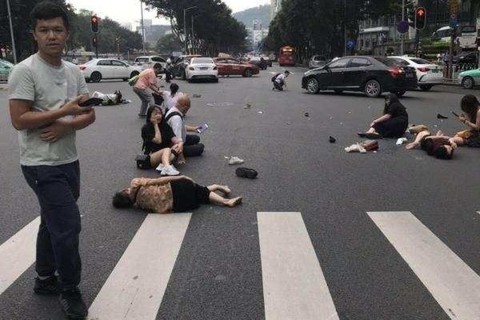 Trung Quốc: Xe điên lao vào đám đông, hàng chục người bị thương - Ảnh 1. Trung Quốc: Xe điên lao vào đám đông, hàng chục người bị thương - Ảnh 1.