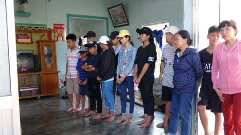 Thi thể 3 em học sinh nữ trôi dạt vào bờ, còn ôm chặt nhau - Ảnh 4. Thi thể 3 em học sinh nữ trôi dạt vào bờ, còn ôm chặt nhau - Ảnh 4.