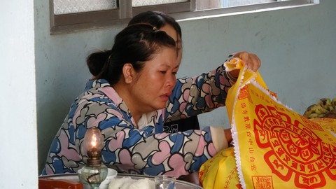 Thi thể 3 em học sinh nữ trôi dạt vào bờ, còn ôm chặt nhau - Ảnh 2. Thi thể 3 em học sinh nữ trôi dạt vào bờ, còn ôm chặt nhau - Ảnh 2.