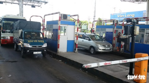 Tài xế chiếm làn thu phí, trạm thu phí T2 BOT quốc lộ 91 ùn tắc - Ảnh 1. Tài xế chiếm làn thu phí, trạm thu phí T2 BOT quốc lộ 91 ùn tắc - Ảnh 1.