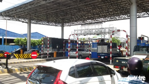 Tài xế chiếm làn thu phí, trạm thu phí T2 BOT quốc lộ 91 ùn tắc - Ảnh 6. Tài xế chiếm làn thu phí, trạm thu phí T2 BOT quốc lộ 91 ùn tắc - Ảnh 6.