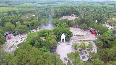 60 năm đường Trường Sơn - Kỳ 4: Nơi liệt sĩ nằm lại - Ảnh 1. 60 năm đường Trường Sơn - Kỳ 4: Nơi liệt sĩ nằm lại - Ảnh 1.