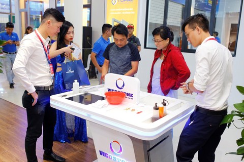 Bông hoa đá độc đáo thu hút khách tại triển lãm Vietbuild 2019 - Ảnh 3. Bông hoa đá độc đáo thu hút khách tại triển lãm Vietbuild 2019 - Ảnh 3.