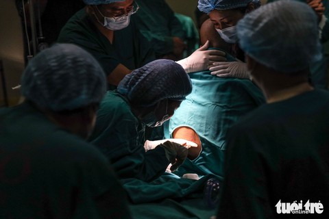 Xúc động ca mổ đặc biệt đón bé sơ sinh từ người mẹ ung thư giai đoạn cuối - Ảnh 4. Xúc động ca mổ đặc biệt đón bé sơ sinh từ người mẹ ung thư giai đoạn cuối - Ảnh 4.