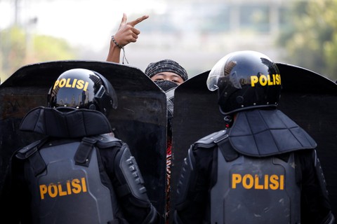 Thủ đô Indonesia ngột ngạt trong khói lửa: 6 người chết, 200 người bị thương - Ảnh 3. Thủ đô Indonesia ngột ngạt trong khói lửa: 6 người chết, 200 người bị thương - Ảnh 3.