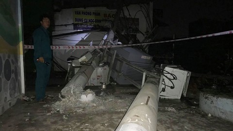 Xe container vướng dây điện, kéo sập ngổn ngang hàng loạt cột điện - Ảnh 2. Xe container vướng dây điện, kéo sập ngổn ngang hàng loạt cột điện - Ảnh 2.