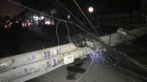 Xe container vướng dây điện, kéo sập ngổn ngang hàng loạt cột điện - Ảnh 3. Xe container vướng dây điện, kéo sập ngổn ngang hàng loạt cột điện - Ảnh 3.
