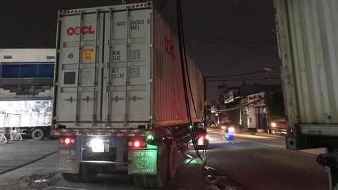 Xe container vướng dây điện, kéo sập ngổn ngang hàng loạt cột điện - Ảnh 4. Xe container vướng dây điện, kéo sập ngổn ngang hàng loạt cột điện - Ảnh 4.