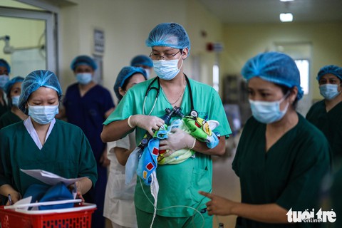 Xúc động ca mổ đặc biệt đón bé sơ sinh từ người mẹ ung thư giai đoạn cuối - Ảnh 9. Xúc động ca mổ đặc biệt đón bé sơ sinh từ người mẹ ung thư giai đoạn cuối - Ảnh 9.