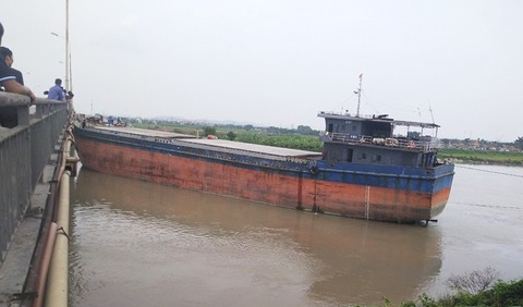 Cầu An Thái trên tuyến Quốc lộ 17B lại bị tàu thủy đâm hỏng - Ảnh 1. Cầu An Thái trên tuyến Quốc lộ 17B lại bị tàu thủy đâm hỏng - Ảnh 1.